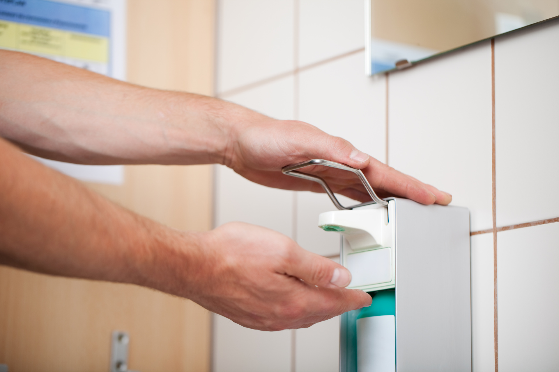 arzt desinfiziert hände